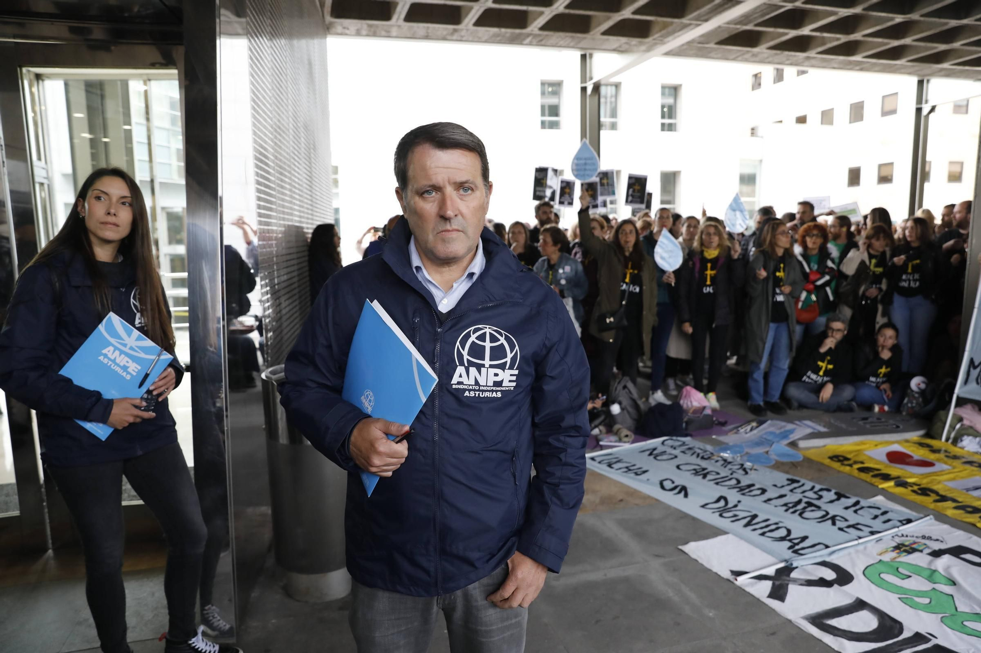 EN IMÁGENES: Cientos de profesores se concentran en Oviedo mientras Gobierno y sindicatos negocian