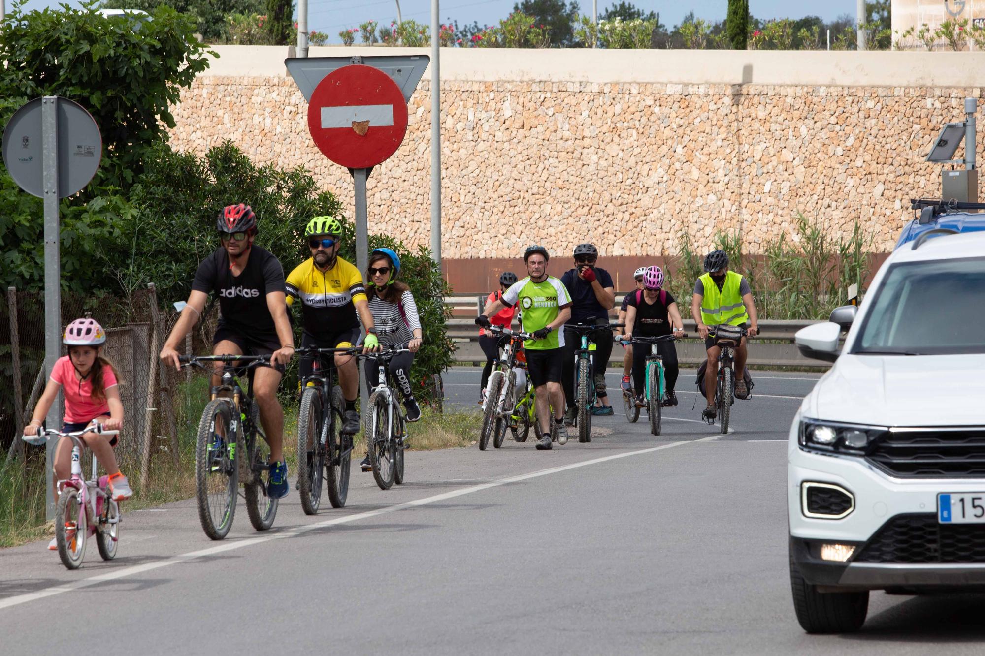 Una ‘bicicletada’ en Jesús reúne a 40 personas para exigir mejoras en la conectividad