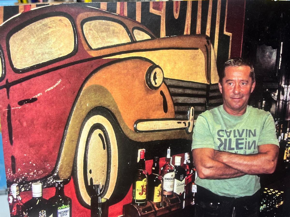 Manuel Fernández, en una imagen de archivo tras la barra del pub.
