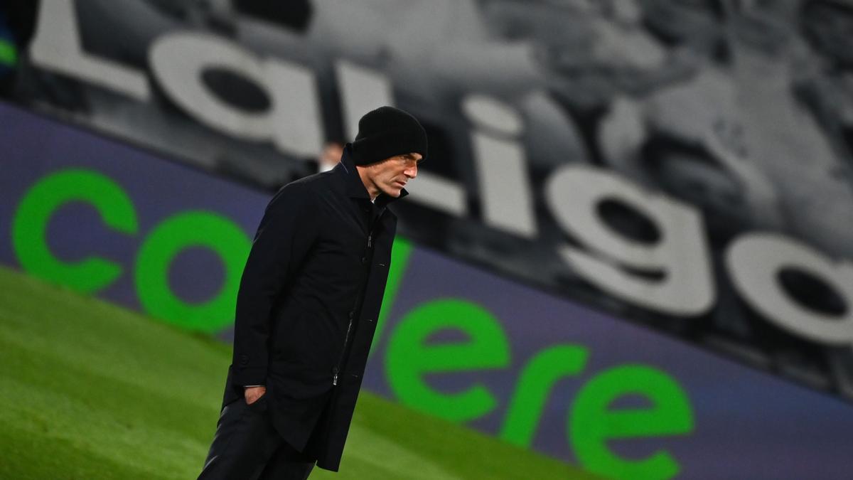 Zidane, que pasó el covid a finales de enero, en el partido ante el Getafe en Valdebebas.