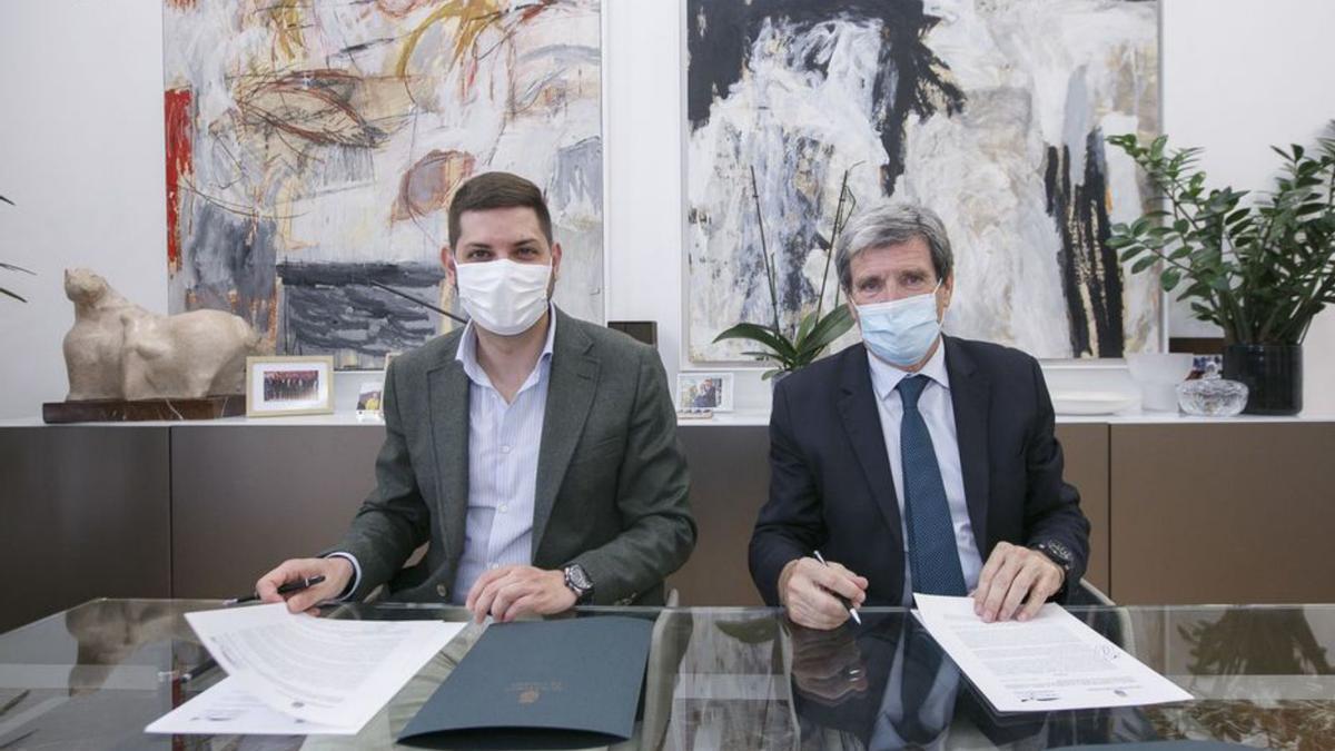 El alcalde y el presidente de la APV en la firma. | ÀLEX OLTRA