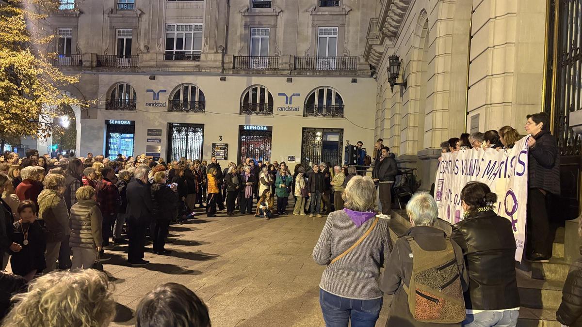 Concentración de protesta por el asesinato machista que ha costado la vida a Eugenia, vecina de Zaragoza, este martes.