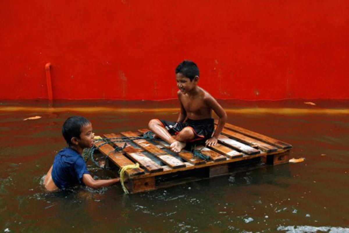 Dos nens juguen als inundats carrers de Bangkok (Tailàndia).