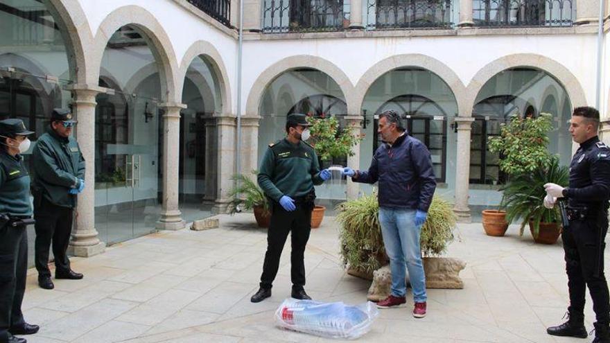 Coria entrega 50 pantallas de protección a la Guardia Civil