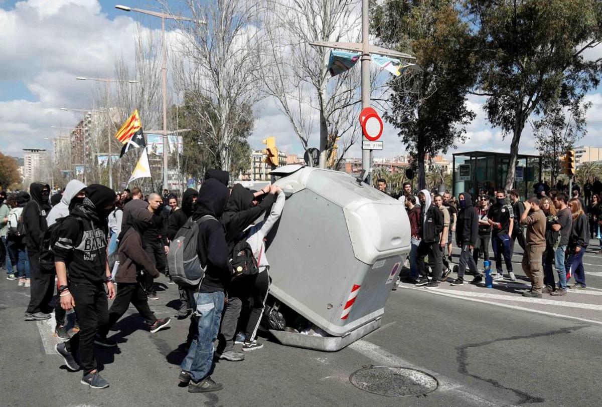 Las imágenes de la protesta de los CDR contra un acto de Vox en Barcelona.
