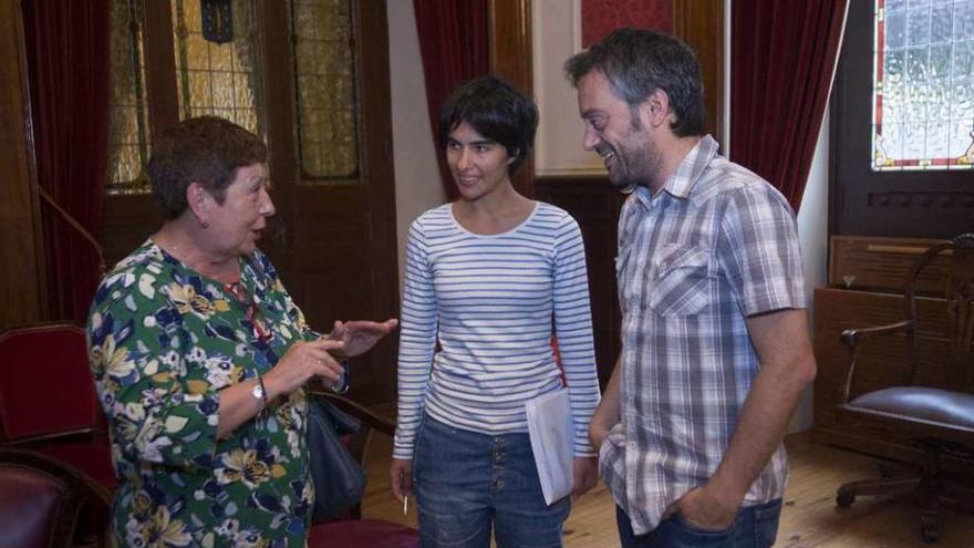 La presidenta de la Federación, Luisa Varela, la concejal de Participación, Claudia Delso, y el alcalde, Xulio Ferreiro.