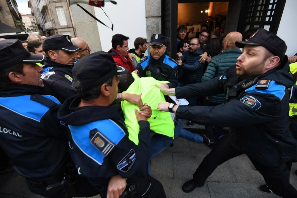 Cerca de un centenar de trabajadores se plantan en la entrada del mitin de Lores y Pontón. Un gesto ofensivo de un simpatizante del BNG derivó en un enfrentamiento en el que intervino la policía.