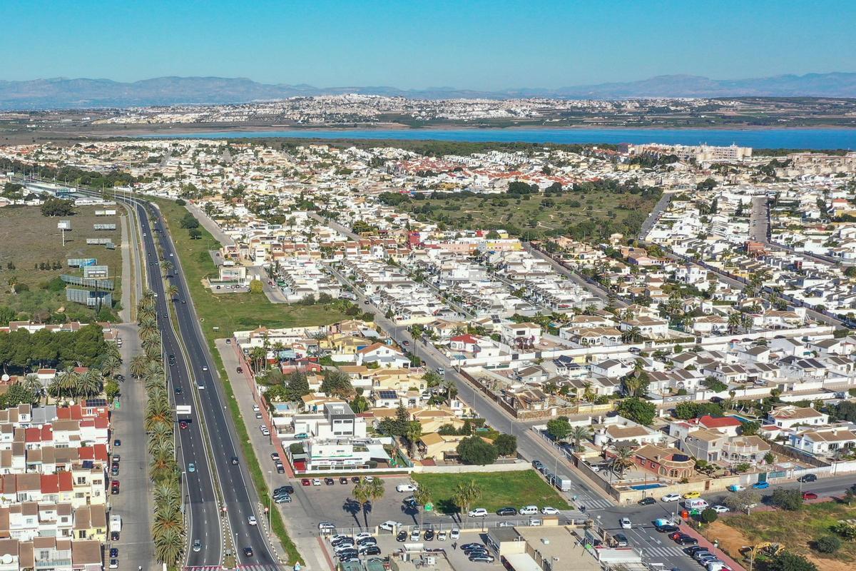 Panorámica de las zonas residenciales del noreste de Torrevieja, con la laguna de La Mata al fondo