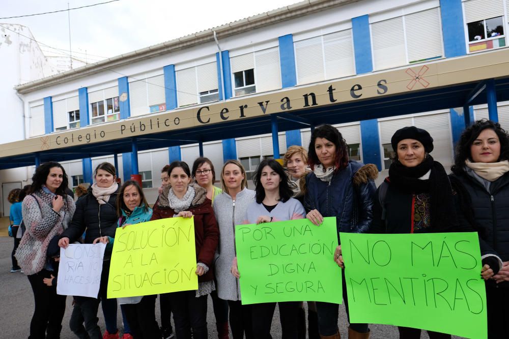 Protesta en el colegio Cervantes de Sax