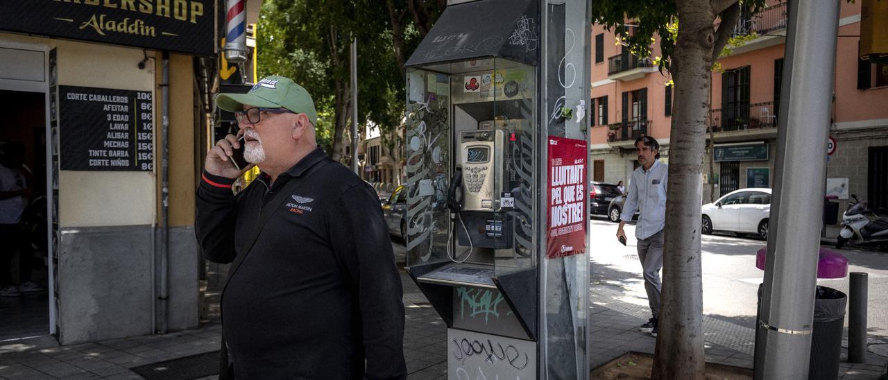 VÍDEO | Las cabinas telefónicas resisten en Palma