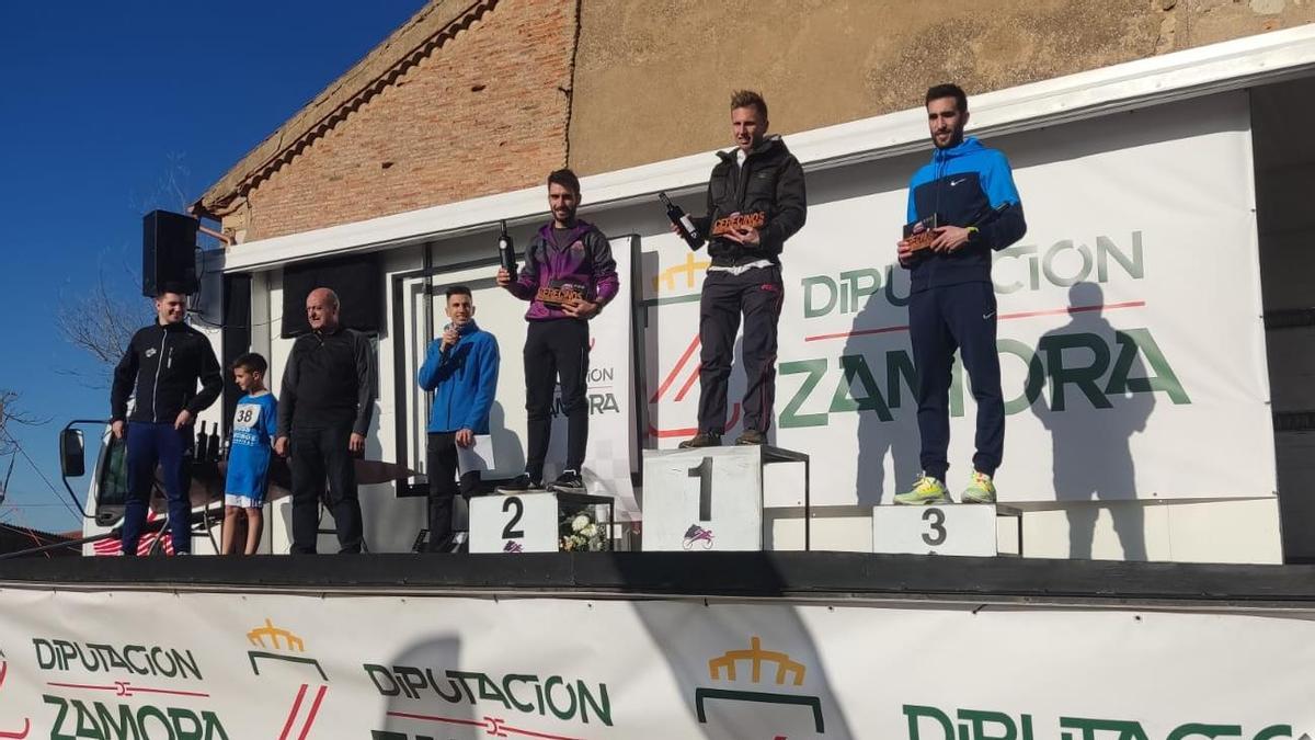 Podio de la categoría masculina del Cross de Cerecinos del Carrizal