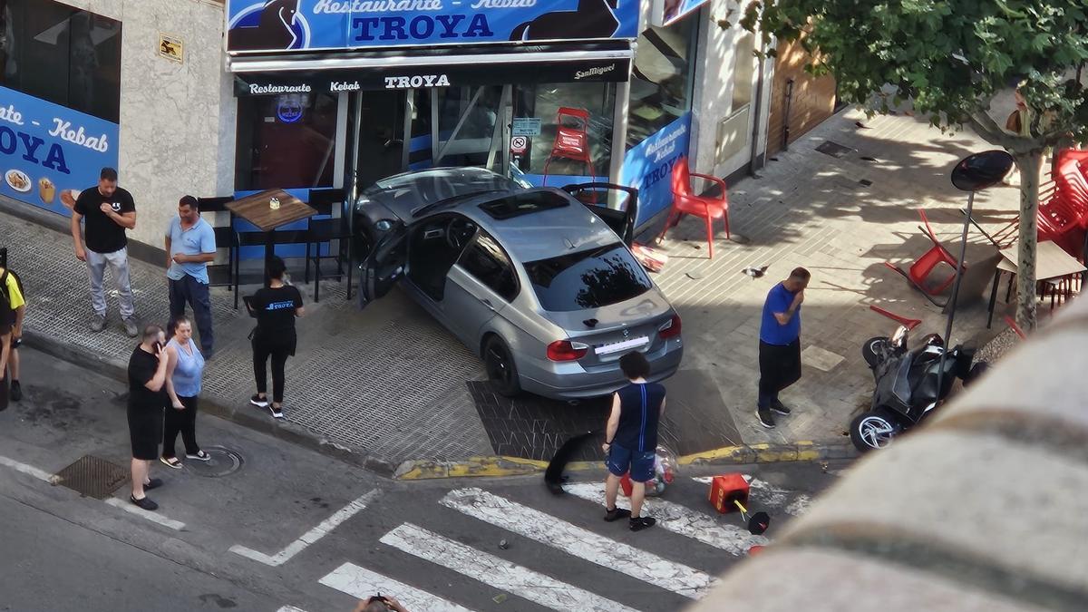 Un coche se empotra contra un restaurante en Vila-real
