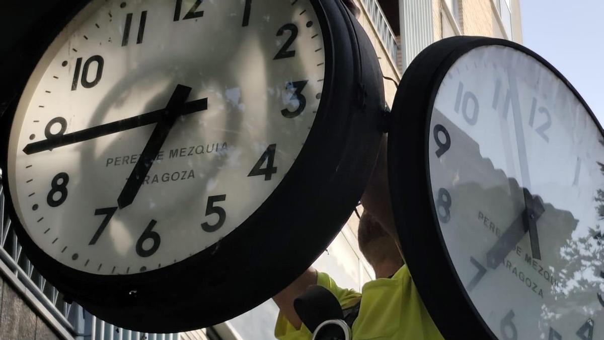 Un histórico reloj de Zaragoza, camino del taller: "Lleva muchos años detenido en el tiempo"