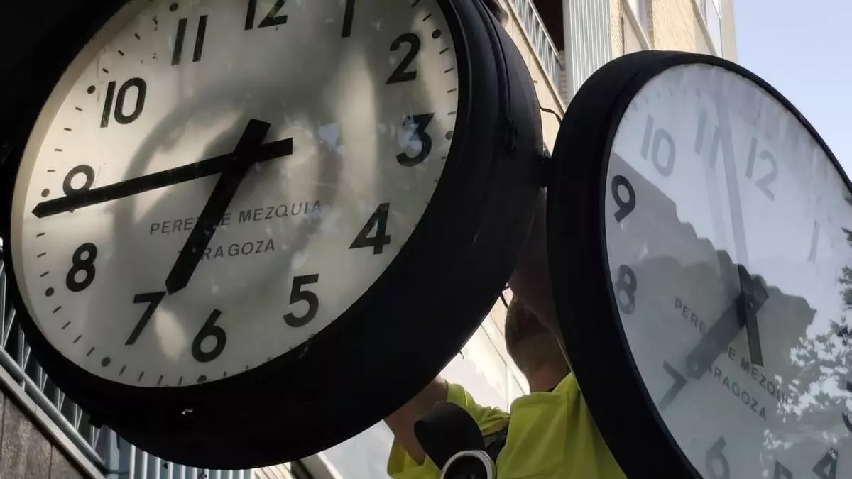 Un histórico reloj de Zaragoza, camino del taller: "Lleva muchos años detenido en el tiempo"