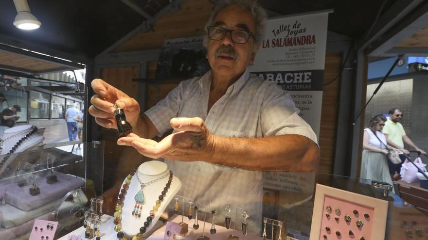 El Mercado del Azabache celebra su nueva ubicación en Oviedo