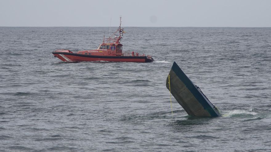 Se hunde en Camariñas un supuesto narcosubmarino hallado a la deriva