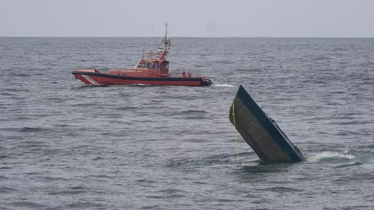 Se hunde en Camariñas un supuesto narcosubmarino hallado a la deriva