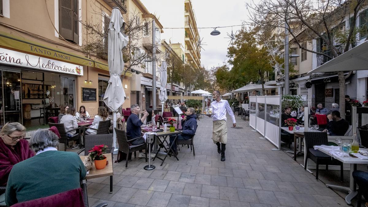 Terrazas en la calle Fàbrica de Palma en una imagen tomada el viernes pasado