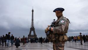 Un militar francés en la explanada de la Torre Eifeil, en París, debido a la amenaza terrorista en el país