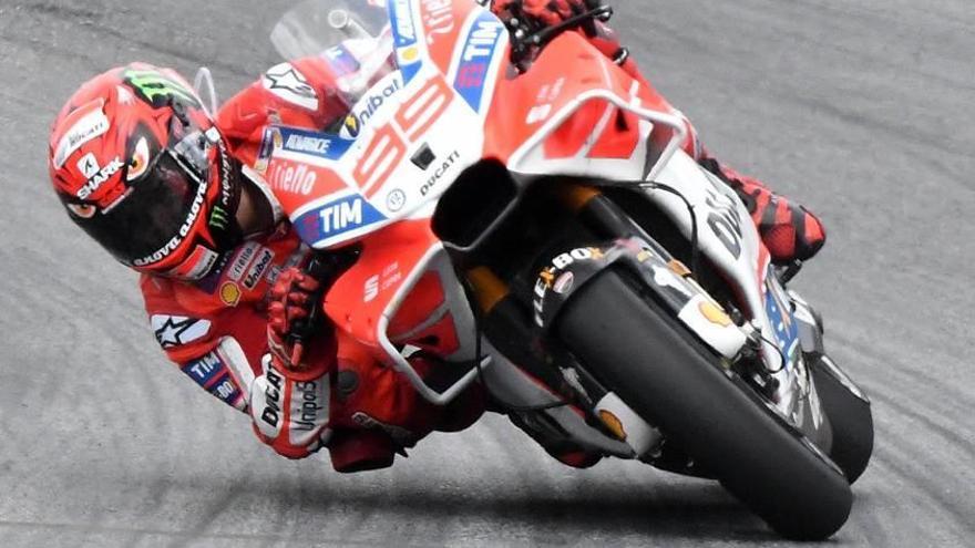 El piloto mallorquín Jorge Lorenzo rueda sobre el circuito del Gran Premio de Austria.