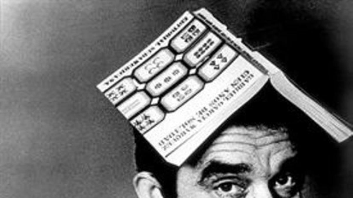 García Márquez, con un ejemplar de 'Cien años de soledad' en la cabeza, retratado en Barcelona en 1969.