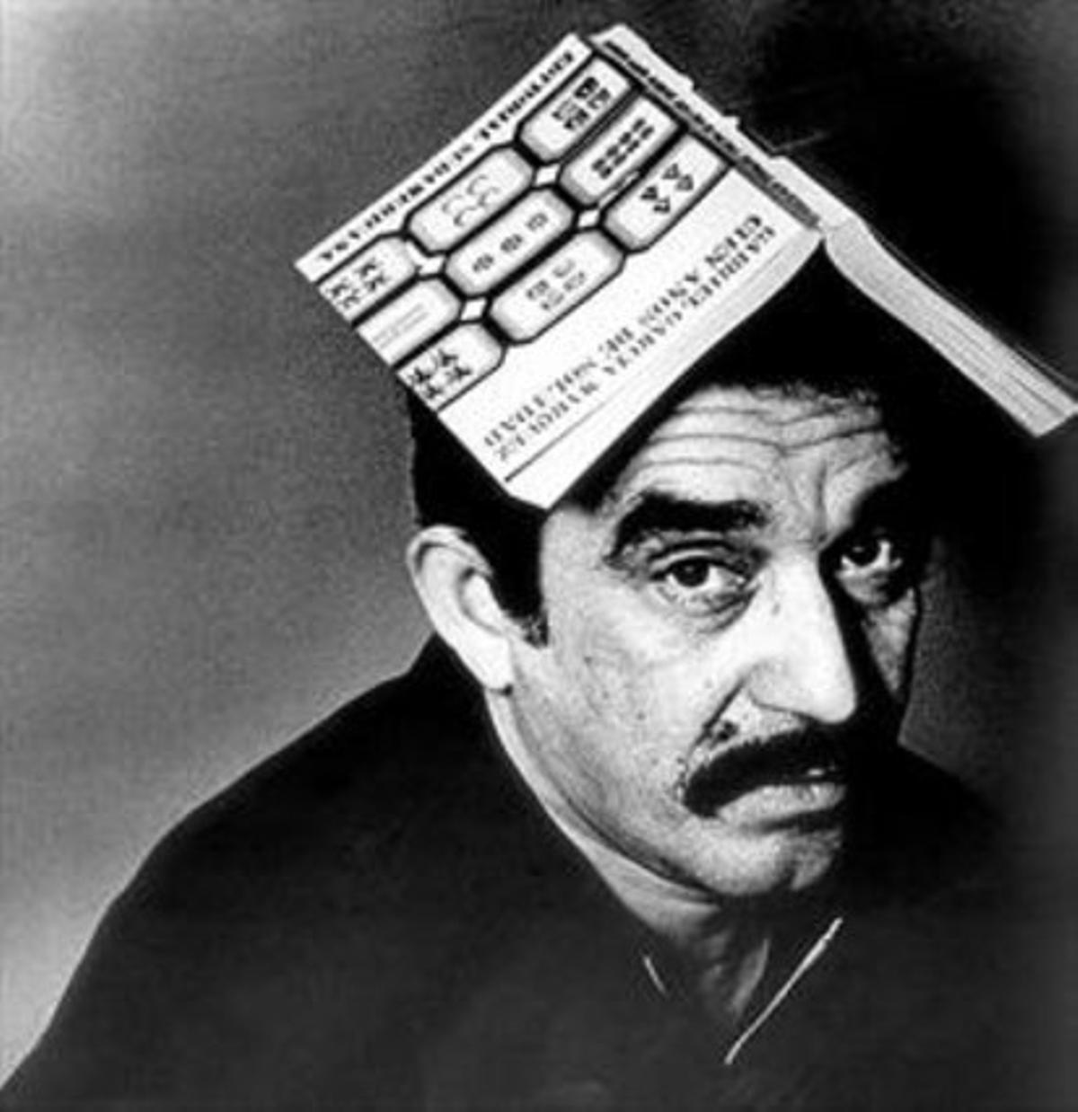 García Márquez, amb un exemplar de ’Cien años de soledad’ al cap, retratat a Barcelona el 1969.