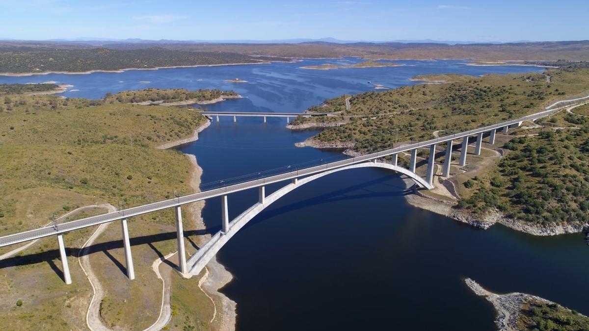 Espectacular puente sobre el Almonte, de casi un kilómetro.