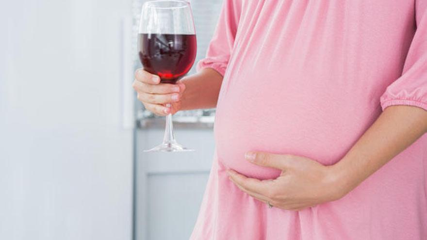 Beber alcohol en el embarazo afecta al niño.