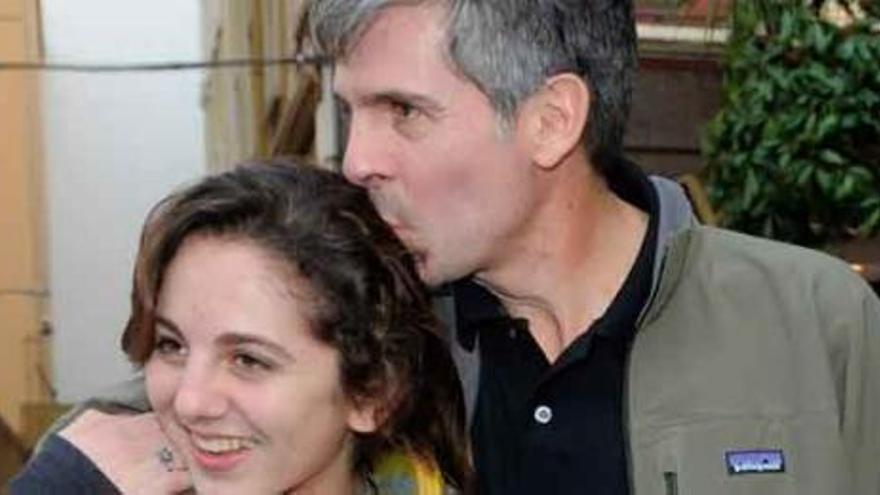 Arturo Álvarez-Buylla, besando a una de sus hijas, ayer, en Oviedo.