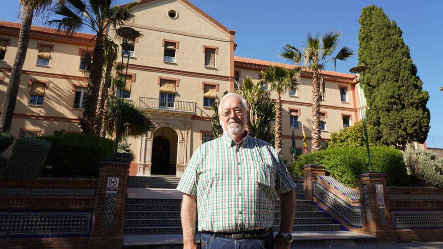 Miguel Ángel Delgado Baeza, esta semana delante del Colegio San Estanislao, del que ha sido alumno y más tarde profesor.