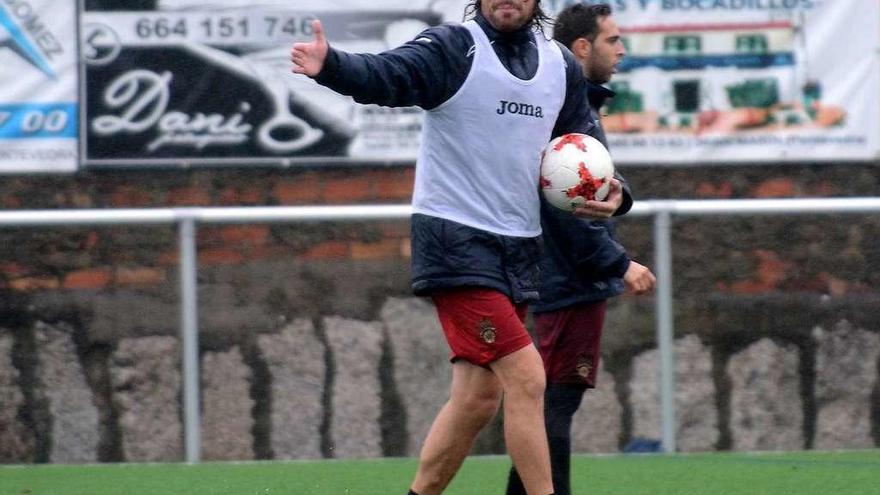 Luismi durante un entrenamiento con el Pontevedra. // Rafa Vázquez