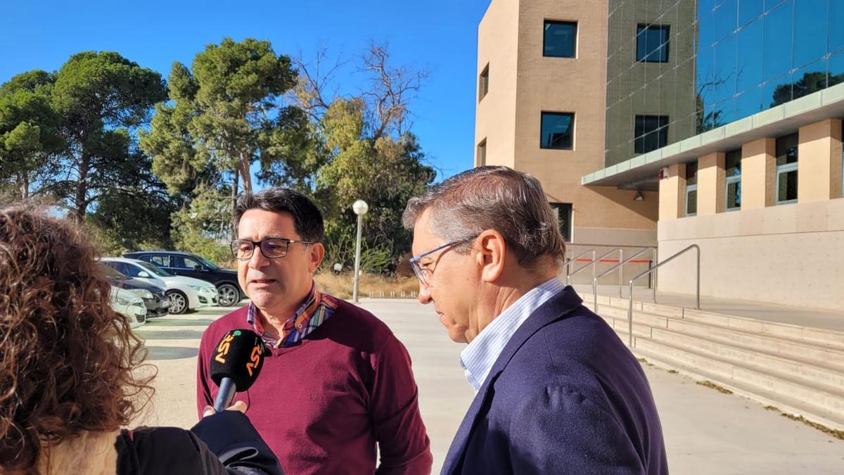 El alcaldable popular, Pachi Pascual, junto al diputado José Antonio Rovira junto a los juzgados de San Vicente.