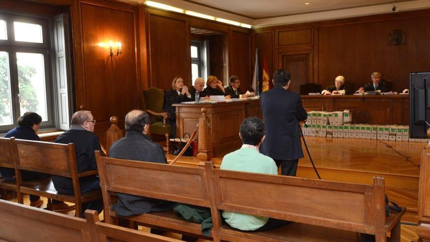 Los acusados durante el juicio que se celebró en Pontevedra en el año 2016.