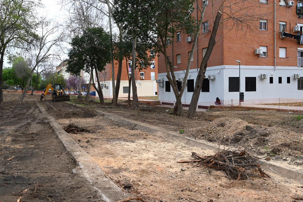 El viejo canal de Badajoz, que se recuperará como fuente, ya se está desenterrando.