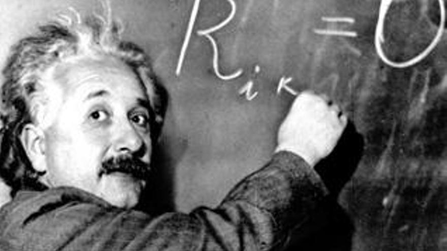 Albert Einsteinn escribe una ecuación en la pizarra del Instituto Carnegie, en Pasadena (California).