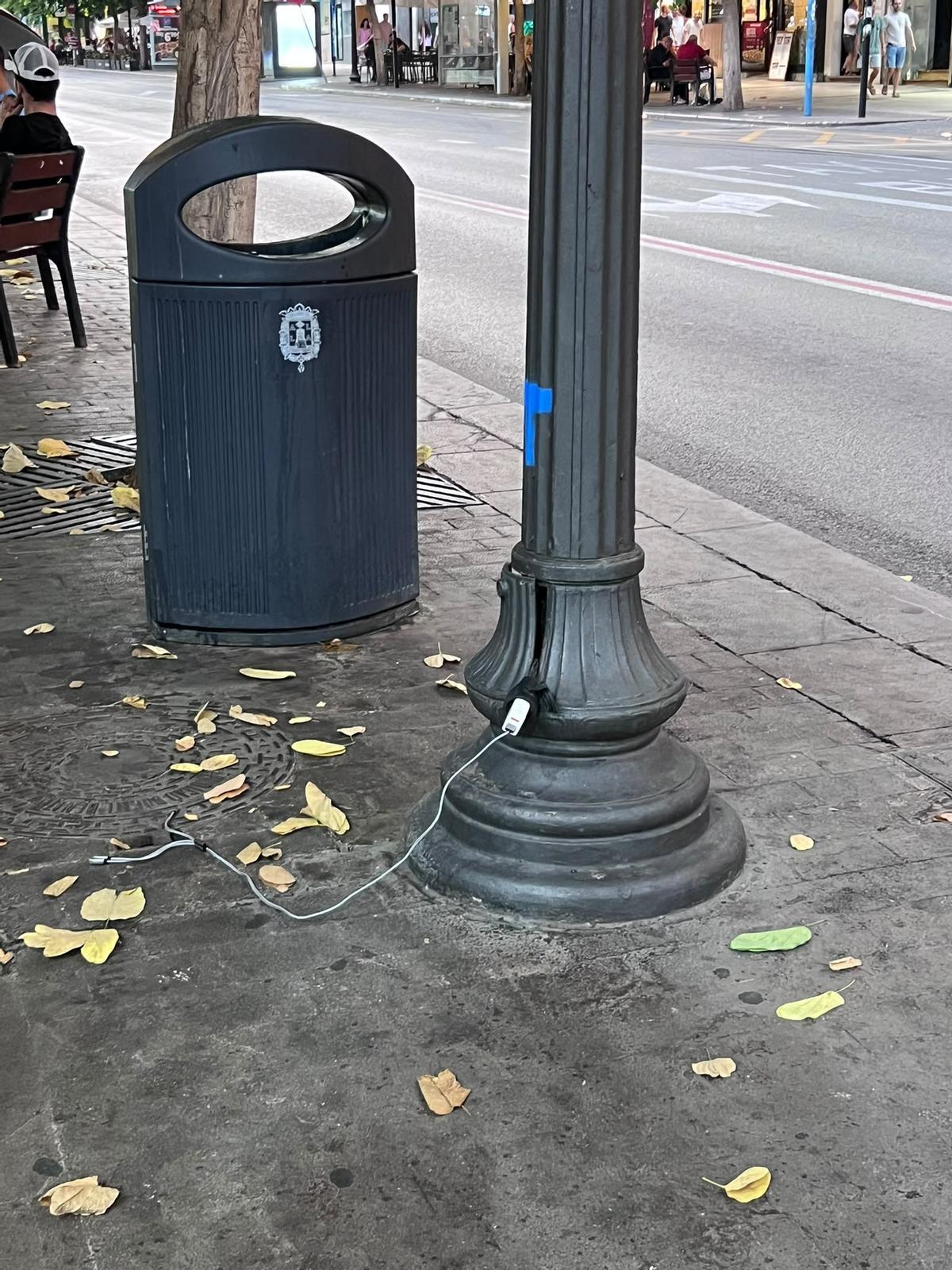 Cargador conectado a una farola en la Rambla de Alicante.