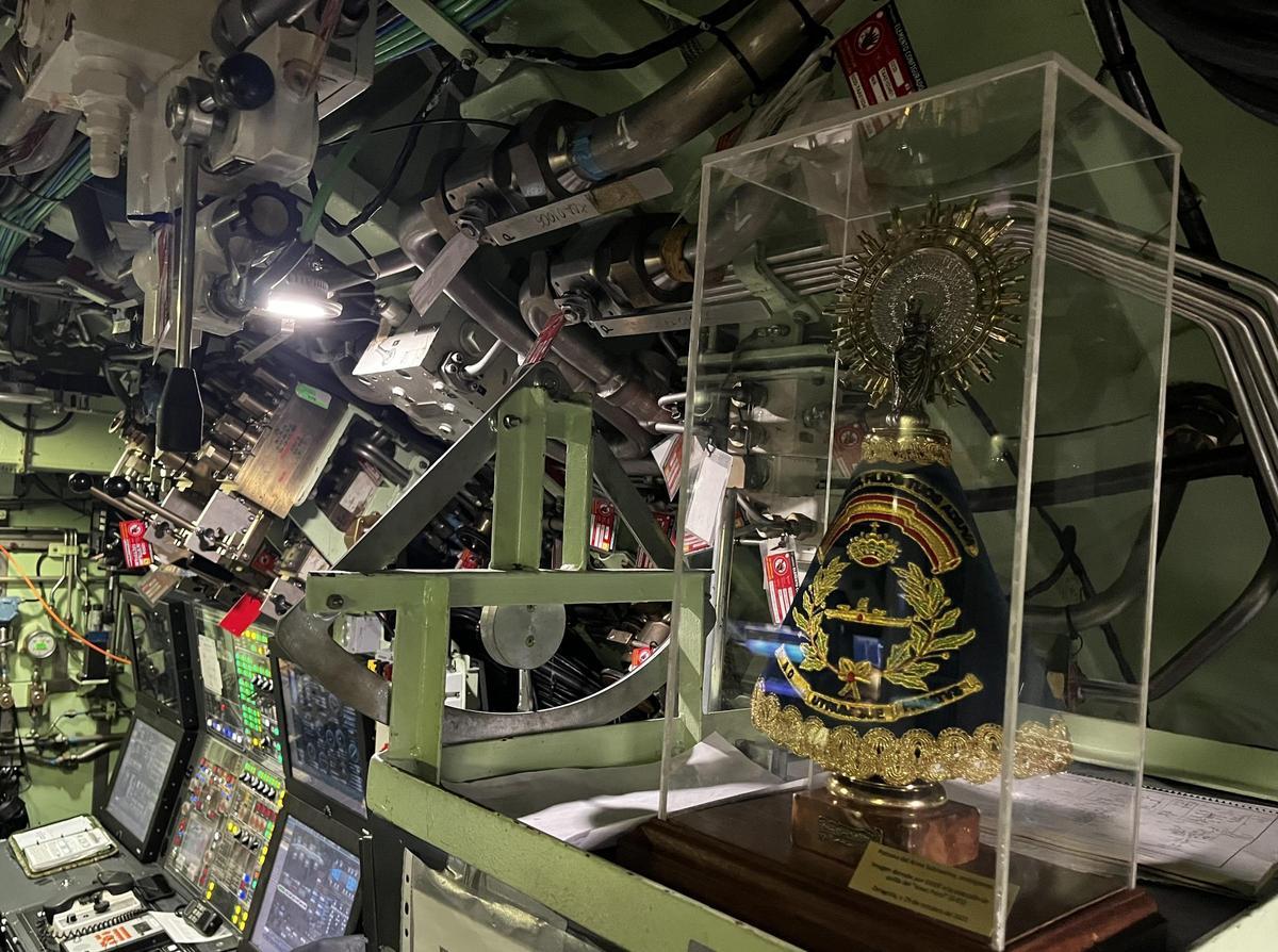Imagen de la Virgen del Pilar dentro del submarino.