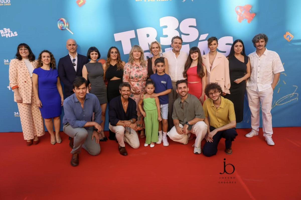 La zamora junto responsables de la película y a los actores el día del estreno