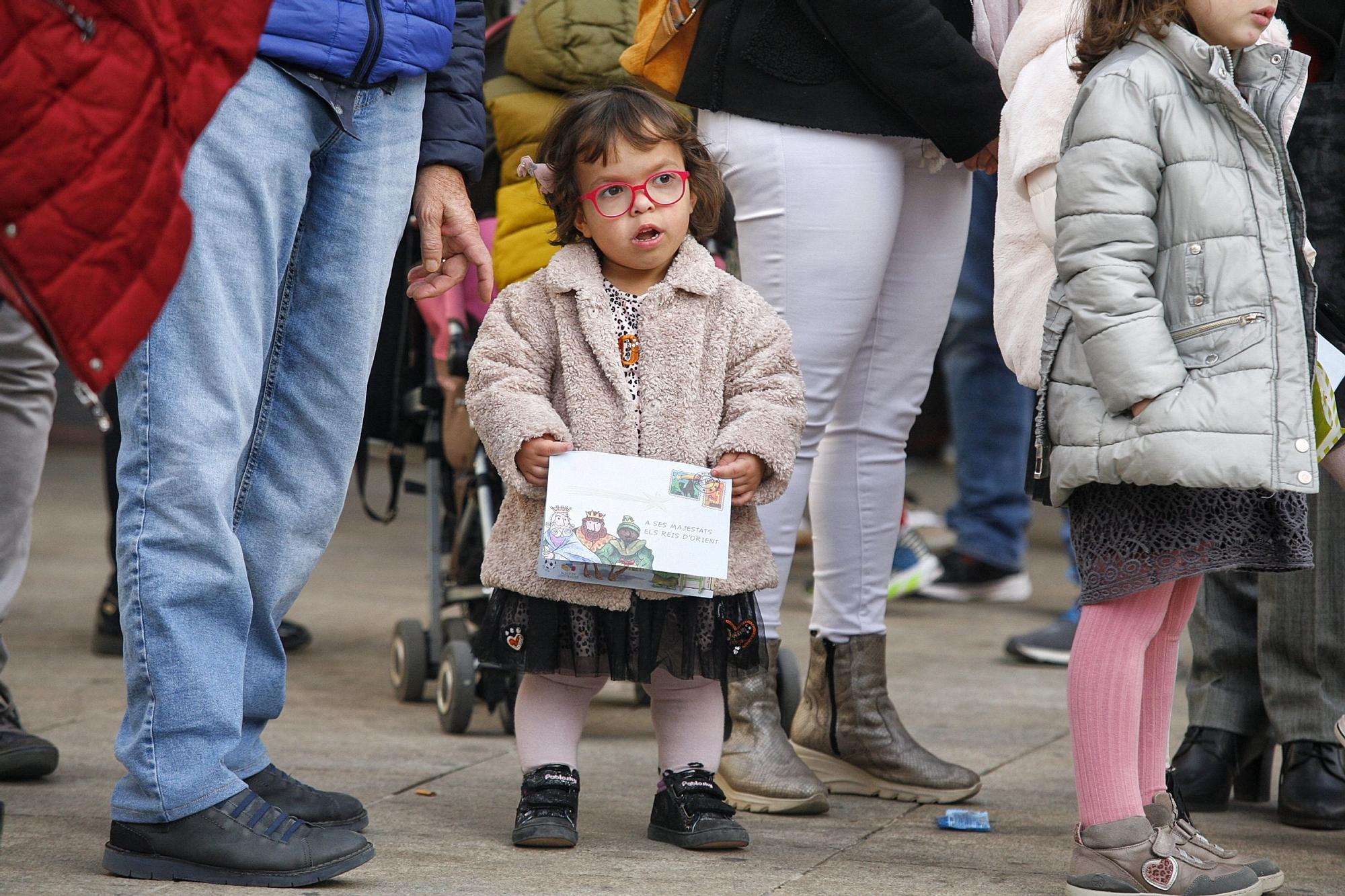 Multitudinaria entrega de las cartas de los niños de Vila-real a los pajes reales