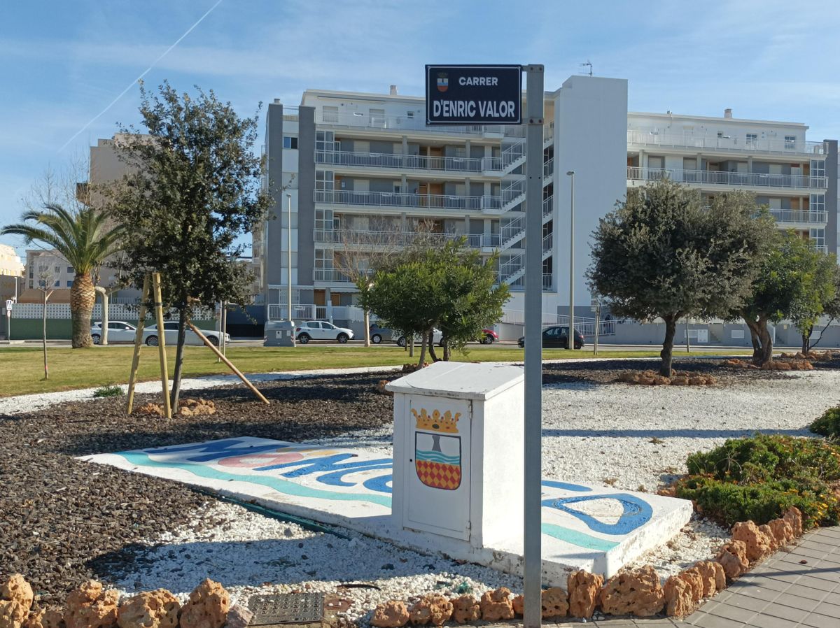 El nombre de Enric Valor ya luce en la calle que dará acceso al futuro instituto.