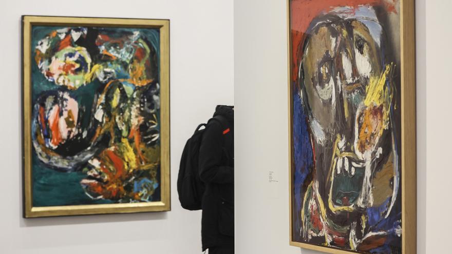 Una persona vista la exposición 'La creación abierta y sus enemigos: Asger Jorn en situación' en el IVAM (archivo)