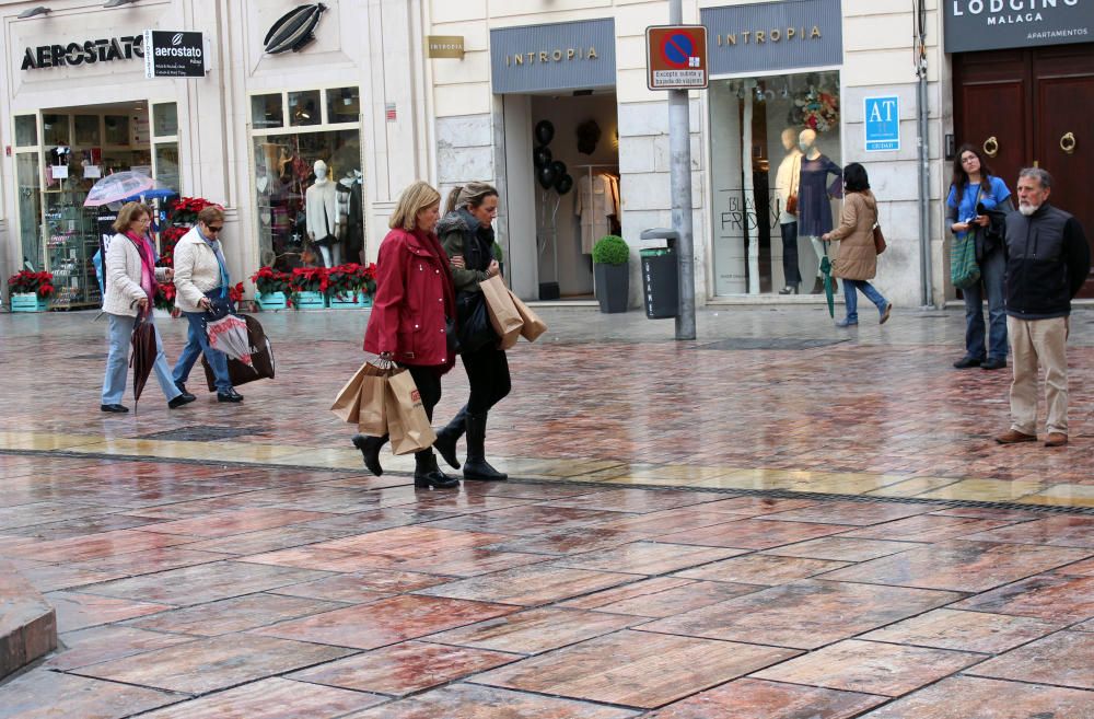 Mucha actividad en los comercios de Málaga en el primer día de compras con descuentos extraordinarios