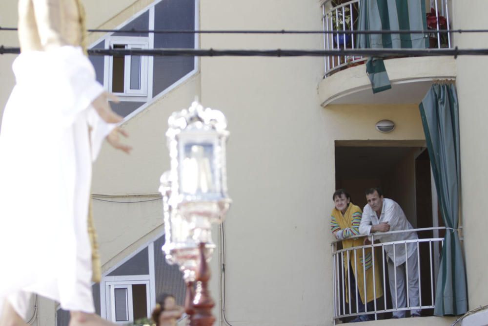 Desde un tinglao conjunto al colegio 'Espíritu Santo', a las cinco de la tarde del Viernes de Dolores comenzaba la Procesión de la Asociación de files de Jesús de la Salvación y la Virgen de la Encarnación.