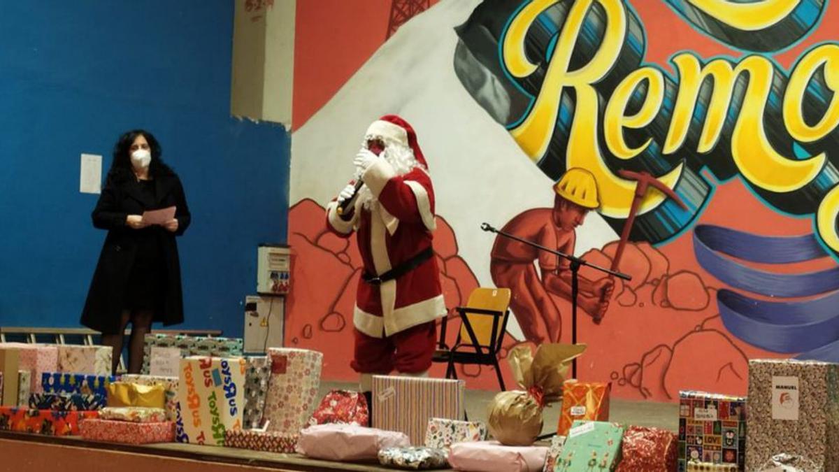 Papá Noel se acercó al municipio para hacer entrega de algunos regalos. |