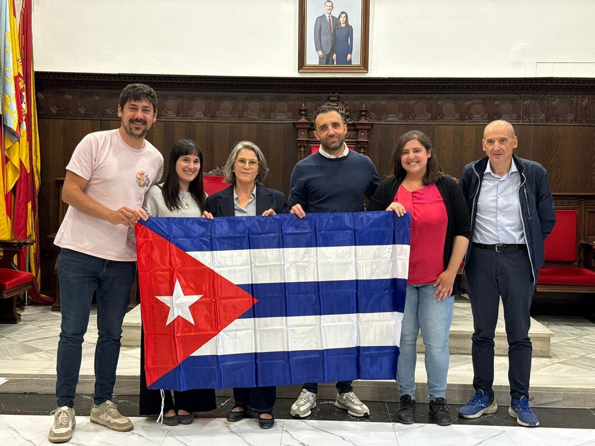 Participantes en la reunión entre la asociación José Martí y responsables del Ayuntamiento de Sagunt.