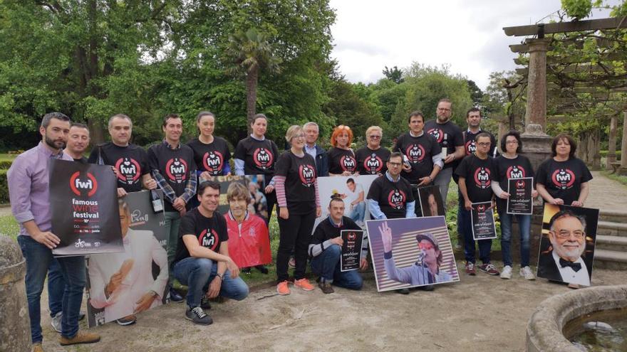 Hosteleros participantes, organizadores, miembros de la asociación Rey Pelayo y el concejal en funciones Manuel Campa, en la presentación del Famous Wine Festival.