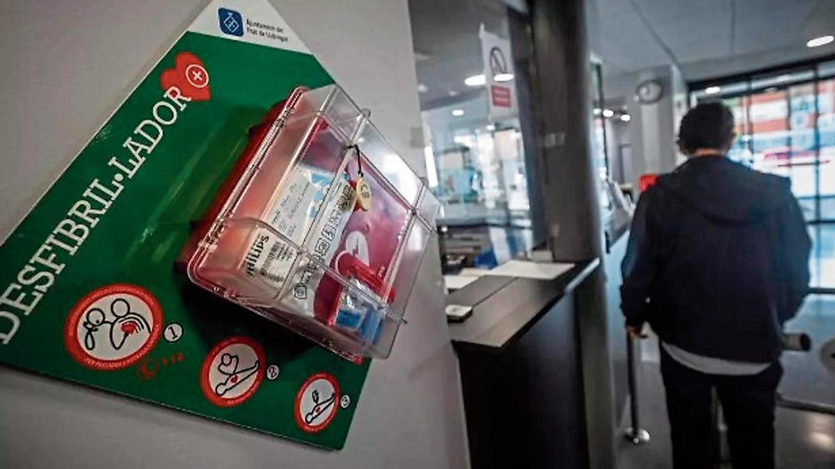 Un desfibril·lador en un centre esportiu, en una imatge d'arxiu.