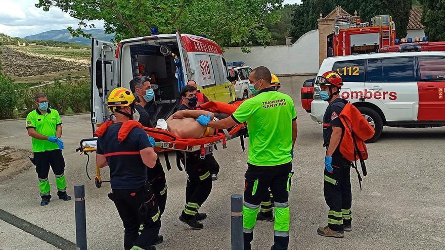 El momento en el que el accidentado ha sido trasladado a la ambulancia en la explanada del cementerio.