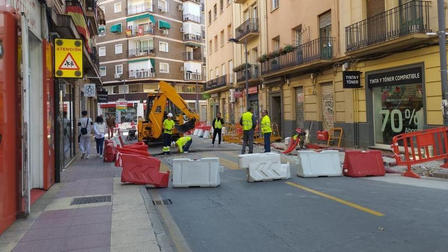 Las obras cortan por la mañana el acceso del Carmen a la pasarela Miguel Caballero