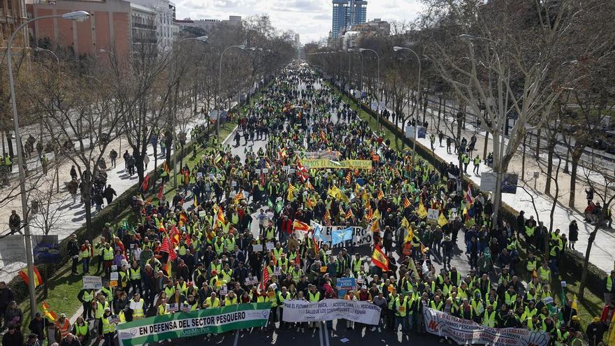 Asaja, Coag y UPA movilizan a 5.000 personas y un centenar de tractores en su primera gran manifestación en Madrid